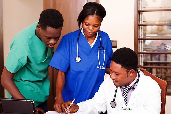 포토 JPG 해외이미지 직업 남자 컨셉 인터넷 회의 건강 병원 사람 세명 컴퓨터 사무실 알약 의사 기록 시간 어플리케이션 토론 동료 보여주기 온라인 섞기 편지쓰기 프로그램 해외포토 비즈니스 의학 관계 모션 전자제품 약 의료진 편지 파일형식 이미지허브