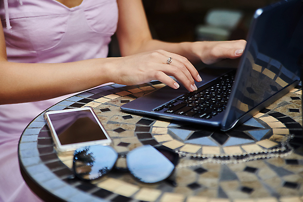 포토 JPG 해외이미지 학생 라이프스타일 드레스 여자 교육 안경 분홍색 인터넷 비즈니스 텍스트 탁자 직장 관리 한명 사람 야외 노트북 스마트폰 핸드폰 스터디 컴퓨터 웹 카페 타이핑 키보드 도시 업무 작업 비즈니스우먼 네트워크 서핑 온라인 타입 프리랜서 스타일 해외포토 직업 1 잡화 옷 컬러 가구 회사 생활 전자제품 스마트기기 학습 상점 수상스포츠 직장인 파일형식 이미지허브