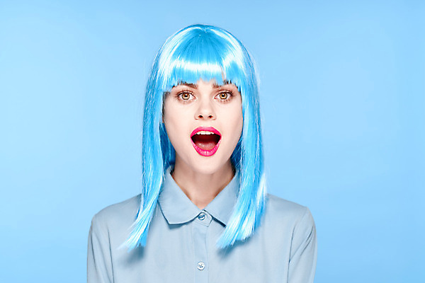 포토 JPG 해외이미지 여자 하늘색 입벌림 한명 상반신 성인 앞모습 가발 성인여자한명만 힙스터 해외포토 1 패션 뷰포인트 표정 사람 파란색 여자한명만 성인여자만 파일형식 이미지허브
