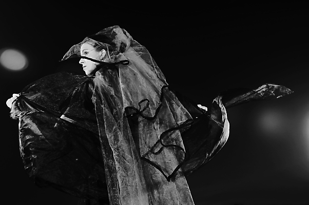 포토 JPG 해외이미지 모델 1 응시 드레스 여자 행복 얼굴 포즈 결혼 백그라운드 결혼식 천사 갈색머리 사랑 미소 사람 성인 사람없음 빨간색 뷰티 유행 검은색 어둠 낭만 흰색 가운 우아함 야간 악마 공상 베일 흡혈귀 스타일 해외포토 자연요소 헤어스타일 시선 옷 감정 컬러 컨셉 표정 이벤트 신체부위 파일형식 이미지허브