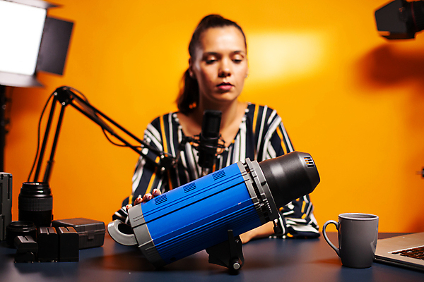 포토 JPG 해외이미지 여자 전등 안내 한명 상반신 성인 앞모습 컵 노트북 촬영 주황색 책상 마이크 방송 촬영실 성인여자한명만 유튜버 해외포토 1 식기 뷰포인트 컬러 음향기기 가구 조명 사람 전자제품 공간 여자한명만 성인여자만 파일형식 크리에이터 이미지허브