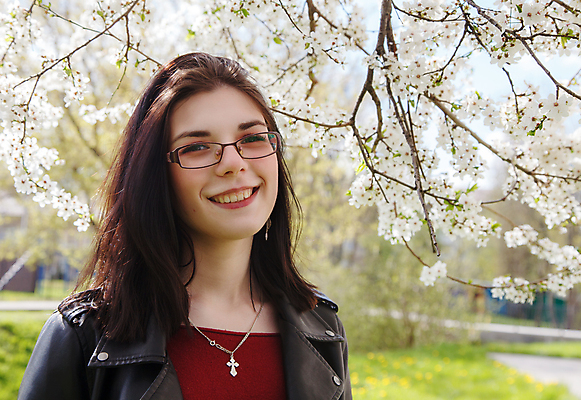 포토 JPG 해외이미지 나무 백인 모델 공원 여자 꽃 행복 안경 얼굴 백그라운드 꽃무늬 자연 갈색머리 한명 미소 사람 성인 야외 초록색 뷰티 유행 정원 봄 재킷 낭만 벚꽃 흰색 개화 체리 스웨터 내추럴 해외포토 서양인 식물 1 헤어스타일 잡화 계절 공공시설 감정 컬러 컨셉 상의 무늬 과일 표정 신체부위 외투 생태계 파일형식 이미지허브