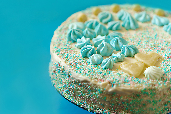 포토 JPG 해외이미지 어린이 음식 디저트 새로움 사탕 선물 소년 사람없음 장식 파란색 컬러풀 장난감 파티 케이크 축제 빵집 흰색 마음 축하 아기 신생아 생일 닫기 달콤 설탕 굽기 크림 머랭 핸드메이드 맛있는 해외포토 기념일 남자 컬러 컨셉 모션 사람 이벤트 상점 맛 구이 파일형식 이미지허브