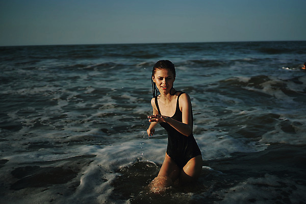 포토 JPG 해외이미지 주간 응시 여자 수영복 여유 바다 물놀이 휴식 한명 상반신 성인 야외 앞모습 옆모습 여름휴가 바캉스 선글라스 걷기 성인여자한명만 해외포토 자연요소 1 시선 옷 감정 안경 뷰포인트 컨셉 모션 놀이 휴가 사람 여자한명만 성인여자만 파일형식 여름_계절 이미지허브