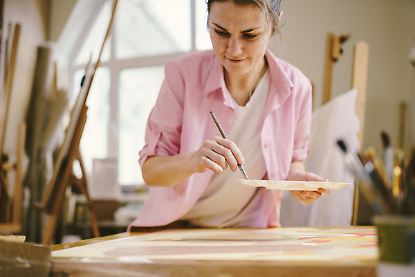 포토 JPG 해외이미지 백인 여자 실내 한명 미소 들기 상반신 성인 앞모습 그리기 팔레트 소프트포커스 집중 성인여자한명만 해외포토 서양인 1 뷰포인트 컨셉 모션 촬영기법 표정 사람 내부 여자한명만 성인여자만 파일형식 이미지허브