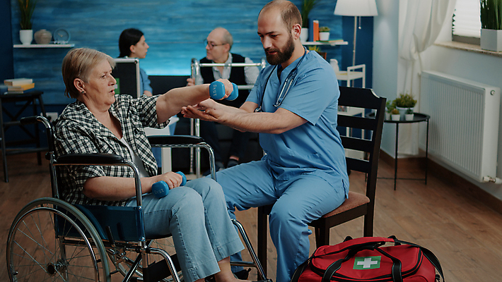 포토 JPG 해외이미지 전신 여자 노년 남자 의자 건강 들기 앉기 여러명 상반신 성인 옆모습 운동 건강관리 아령 환자 간호사 도움 간호 휠체어 돌봄 재활 재활운동 해외포토 뷰포인트 가구 다수 컨셉 의학 모션 관리 사람 치료 의료진 파일형식 이미지허브