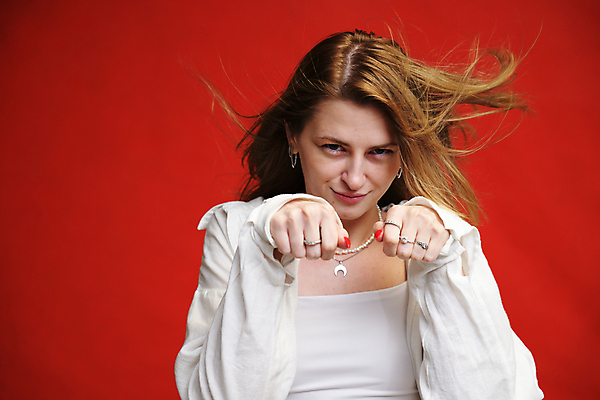 포토 JPG 해외이미지 백인 라이프스타일 손 여자 감정 얼굴 백그라운드 스트레스 관리 한명 서기 사람 성인 빨간색 금발 유행 힘 외침 주먹 권투 분노 표현 신선 좌절 싸움 히스패닉 빨간머리 나쁜 공격적 비명 심각 해외포토 서양인 1 헤어스타일 컬러 컨셉 모션 생활 신체부위 소리 격투기 파일형식 이미지허브