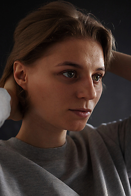 포토 JPG 해외이미지 백인 시선 여자 얼굴 포즈 백그라운드 생각 짧은머리 실내 한명 사람 뷰티 머리 귀여움 검은색 회색 우아함 닫기 피부 내추럴 배려 스타일 해외포토 서양인 1 헤어스타일 컬러 컨셉 모션 내부 신체부위 파일형식 이미지허브