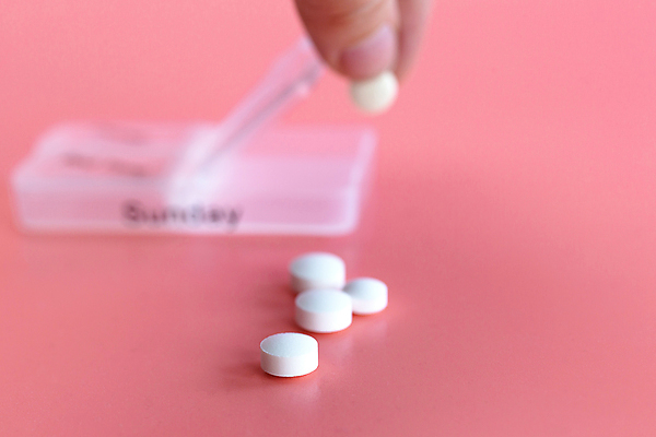 포토 JPG 해외이미지 백그라운드 건강 병원 사람없음 일상 치료 파란색 상자 알약 약 환자 흰색 일주일 질병 컨테이너 플라스틱 약국 준비 처방 비타민 조제 보충 고립 돌봄 마약 복용 조언 해외포토 산업 컬러 의학 모션 재질 라이프 만들기 영양소 파일형식 이미지허브