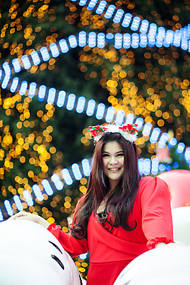 포토 JPG 해외이미지 모델 모자 드레스 여자 행복 감정 아시아 백그라운드 크리스마스 휴가 휴식 기념 한명 미소 동양인 빨간색 산타클로스 축제 기쁨 축하 옷입기 긍정 코스프레 해외포토 1 잡화 옷 기념일 나라 컬러 컨셉 모션 표정 사람 인종 파일형식 이미지허브