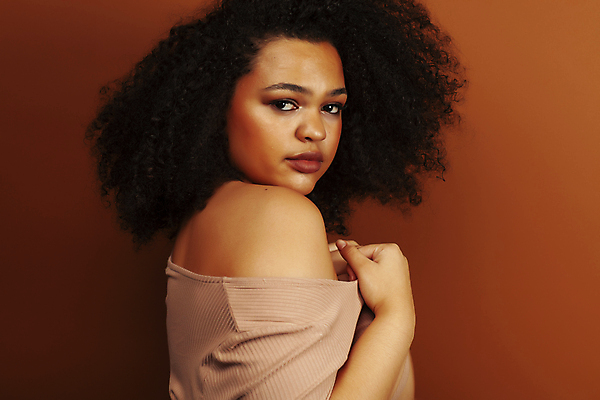 포토 JPG 해외이미지 모델 학생 손 응시 여자 행복 감정 얼굴 백그라운드 컨셉 생각 한명 사람 10대 뷰티 갈색 노란색 유행 귀여움 검은색 표현 자신감 사인 긍정 섞기 해외포토 1 시선 컬러 청소년 신체부위 파일형식 이미지허브