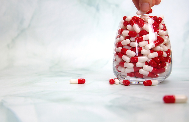 포토 JPG 해외이미지 손 여자 과학 백그라운드 컨셉 건강 병원 관리 손바닥 사람 사람없음 치료 알약 약 고통 흰색 잡기 질병 약국 가득함 두통 처방 테라피 중독 조제 돌봄 마약 복용 진통제 치료제 헬프 항생제 카피스페이스 해외포토 감정 컬러 의학 모션 신체부위 뷰티 공백 도움 만들기 파일형식 이미지허브