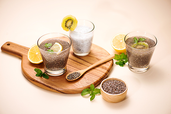 포토 JPG 해외이미지 단면 잔 실내 키위 사람없음 레몬 민트 슬라이스 푸딩 나무숟가락 다이어트음식 과일조각 나무그릇 나무도마 베이지색배경 슈퍼푸드 치아시드 해외포토 그릇 식기 조각 백그라운드 다이어트 과일 디저트 도마 씨앗 내부 목재 숟가락 허브 건강식품 베이지색 파일형식 이미지허브