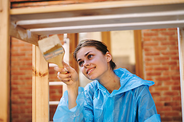 포토 JPG 해외이미지 여자 한명 들기 상반신 성인 목재 앞모습 올려보기 페인트칠 바르기 페인트붓 목공예 목재가구 셀프 성인여자한명만 셀프인테리어 해외포토 나무 1 뷰포인트 가구 재료 모션 페인팅 사람 인테리어 붓 공예 여자한명만 성인여자만 파일형식 이미지허브