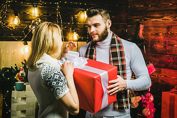 포토 JPG 해외이미지 커플 여자 남자 행복 백그라운드 크리스마스 겨울 가족 남편 휴가 새로움 새해 수염 주택 기념 함께함 실내 선물 사랑 미소 사람 두명 장식 선물상자 크리스마스트리 파티 판매 놀람 축하 아내 오픈 연도 해외포토 계절 기념일 감정 컨셉 관계 표정 이벤트 내부 건물 상자 파일형식 이미지허브