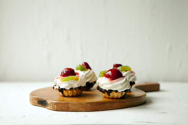 포토 JPG 해외이미지 열매 음식 과일 탁자 딸기 디저트 치즈 쟁반 건강 키위 사람없음 장식 케이크 식사 빵집 수확 흰색 축하 신선 생일 달콤 맛 아침식사 유혹 컵케이크 굽기 뿌리기 카나페 크림 유기농 복고 머핀 칼로리 프랑스어 타르트 페스츄리 핸드메이드 맛있는 해외포토 식물 문자 웰빙 기념일 빵 컬러 가구 컨셉 농업 모션 유제품 서양음식 상점 구이 파이_빵 파일형식 이미지허브