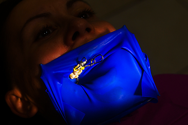 포토 JPG 해외이미지 직업 남자 장갑 의자 건강 치과 병원 집게 관리 한명 사람 성인 치료 거울 장비 환자 흰색 공구 입 치아 댐 부식 치과의사 합성 제트기 고무 순서 돌봄 라텍스 위생관리 치료사 치통 살균 해외포토 1 잡화 공공시설 컬러 가구 의학 모션 비행기 신체부위 의사 도구 소화기관 질병 파일형식 이미지허브