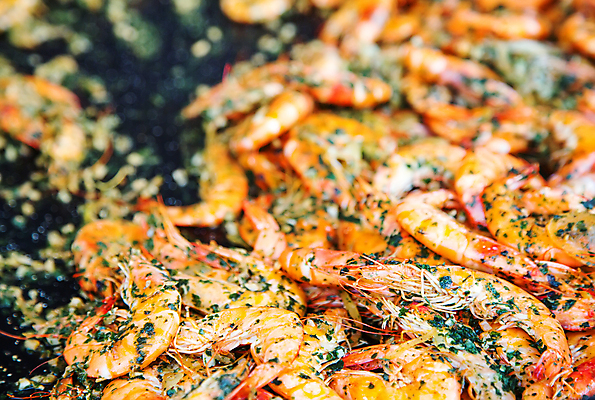 포토 JPG 해외이미지 검은배경 새우 실내 근접촬영 사람없음 아웃포커스 해물요리 해산물 볶음 철판 새우요리 해외포토 음식 뷰포인트 백그라운드 촬영기법 갑각류 내부 검은색 파일형식 이미지허브