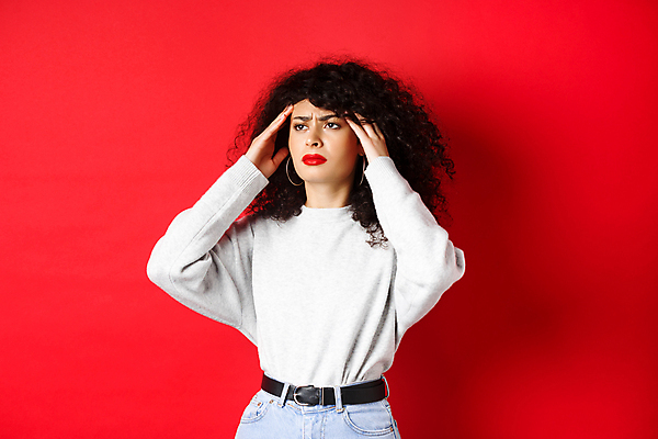포토 JPG 해외이미지 백인 여자 실내 한명 상반신 성인 앞모습 찡그림 두통 빨간배경 편두통 성인여자한명만 해외포토 서양인 1 뷰포인트 백그라운드 표정 사람 내부 빨간색 고통 질병 여자한명만 성인여자만 파일형식 이미지허브