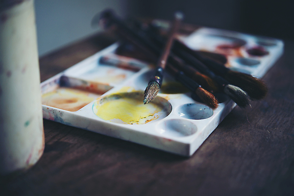 포토 JPG 해외이미지 디자인 종이 백그라운드 탁자 표면 미술 사람없음 목재 페인트 도구 붓 업무 팔레트 스케치 그림 복고 예술가 페인트붓 화가 목업 해외포토 나무 직업 가구 재료 문화예술 작업 파일형식 이미지허브