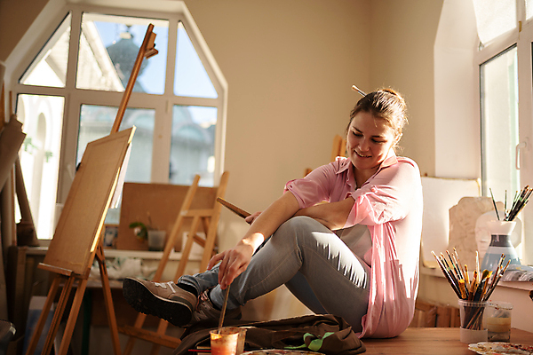 포토 JPG 해외이미지 백인 여자 실내 한명 미소 들기 앉기 성인 옆모습 예술가 성인여자한명만 해외포토 서양인 1 뷰포인트 모션 표정 사람 내부 여자한명만 성인여자만 파일형식 이미지허브