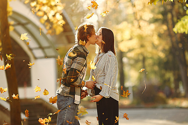 포토 JPG 해외이미지 백인 라이프스타일 커플 계절 공원 여자 남자 안경 백그라운드 2 가족 관계 포옹 자연 놀이 거리 함께함 관리 사랑 사람 풍경 야외 두명 여름 햇빛 태양 노란색 유행 일몰 봄 기쁨 낭만 가을 잡기 황금 해외포토 자연요소 서양인 잡화 공공시설 감정 컬러 컨셉 안기 모션 생활 노을 생태계 파일형식 이미지허브