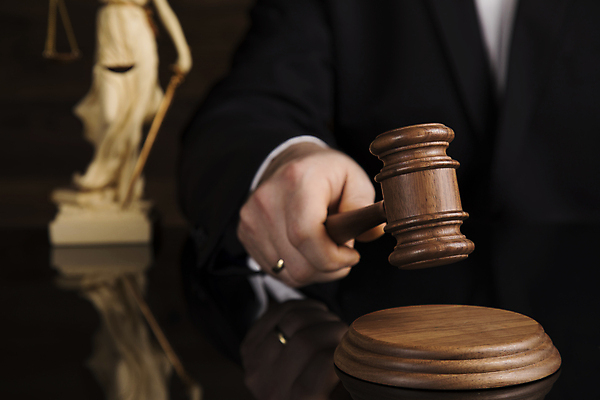 포토 JPG 해외이미지 손 검은배경 실내 들기 아웃포커스 신체부위 반사 법 의사봉 판결 정의의여신상 해외포토 백그라운드 모션 촬영기법 사람 내부 검은색 여신상 파일형식 이미지허브