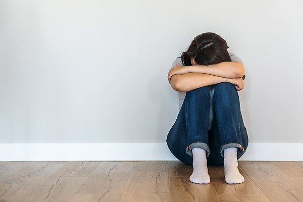 포토 JPG 해외이미지 전신 여자 실내 고개숙이기 한명 앉기 성인 앞모습 슬픔 좌절 웅크림 우울감 성인여자한명만 해외포토 1 감정 뷰포인트 컨셉 모션 숙이기 사람 내부 여자한명만 성인여자만 파일형식 이미지허브