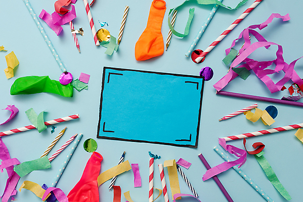 포토 JPG 해외이미지 리본 하늘색 초 프레임 실내 빨대 사람없음 하이앵글 파티 축하 생일 즐거움 파란배경 풍선 카피스페이스 해외포토 기념일 감정 뷰포인트 백그라운드 컨셉 이벤트 내부 파란색 공백 파일형식 이미지허브