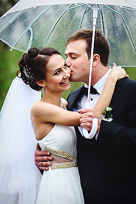 포토 JPG 해외이미지 응시 여자 남자 꽃 행복 웨딩드레스 결혼 우산 신혼부부 안기 키스 면사포 들기 정장 상반신 성인 두명 옆모습 장식 눈감음 기쁨 반지 비 성인만 해외포토 자연요소 식물 부부 시선 드레스 옷 감정 뷰포인트 장신구 모션 날씨 사람 이벤트 애정표현 신혼 결혼소품 파일형식 이미지허브