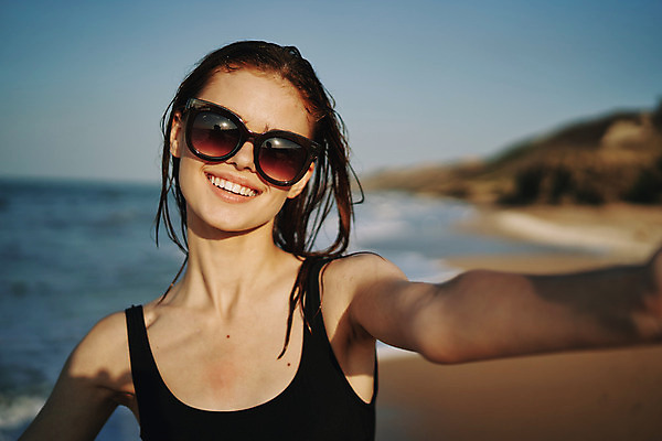 포토 JPG 해외이미지 주간 여자 여유 휴식 한명 상반신 성인 해변 야외 앞모습 아웃포커스 여름휴가 바캉스 선글라스 손뻗기 성인여자한명만 해외포토 자연요소 1 감정 안경 바다 뷰포인트 컨셉 모션 휴가 촬영기법 사람 여자한명만 성인여자만 파일형식 여름_계절 이미지허브