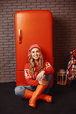 포토 JPG 해외이미지 백인 모델 1 여자 행복 유럽 얼굴 백그라운드 크리스마스 휴가 새로움 기념 실내 선물 한명 사람 이벤트 성인 장식 빨간색 금발 파티 유행 주방 놀람 기쁨 흰색 축하 생일 스웨터 흥분 고립 해외포토 서양인 헤어스타일 기념일 감정 나라 컬러 컨셉 상의 표정 내부 신체부위 파일형식 이미지허브