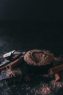 포토 JPG 해외이미지 접시 검은배경 디저트 사람없음 쌓기 초콜릿 하트 달콤 시나몬스틱 코코아가루 팔각회향 해외포토 모양 식기 음식 백그라운드 모션 검은색 맛 가루 향신료 시나몬 파일형식 이미지허브