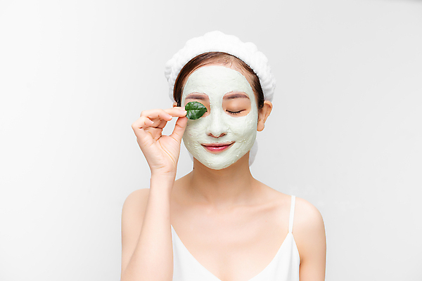 포토 JPG 해외이미지 여자 잎 실내 한명 들기 동양인 상반신 성인 앞모습 뷰티 눈감음 머리띠 피부관리 흰배경 마스크팩 성인여자한명만 해외포토 식물 1 뷰포인트 백그라운드 장신구 모션 사람 인종 내부 흰색 팩 여자한명만 성인여자만 파일형식 이미지허브