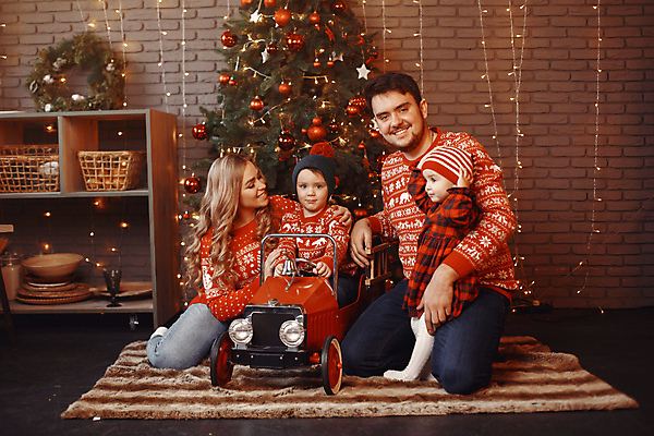 포토 JPG 해외이미지 나무 백인 전통 디자인 드레스 여자 딸 어린이 백그라운드 크리스마스 겨울 가족 자동차 엄마 휴가 수염 주택 갈색머리 함께함 선물 사람 여러명 내부 장식 빨간색 빛 금발 장난감 축제 화환 회색 축하 아빠 12월 스웨터 해외포토 서양인 식물 헤어스타일 옷 계절 기념일 꽃 육상교통 컬러 다수 컨셉 상의 관계 건물 날짜 파일형식 이미지허브