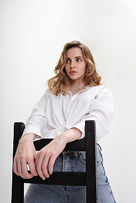포토 JPG 해외이미지 백인 모델 긴머리 응시 시선 여자 포즈 백그라운드 셔츠 생각 의자 한명 사람 앉기 파란색 뷰티 유행 검은색 흰색 청바지 우아함 내추럴 고립 기본 배려 스타일 해외포토 서양인 1 헤어스타일 컬러 가구 컨셉 상의 바지 모션 파일형식 이미지허브