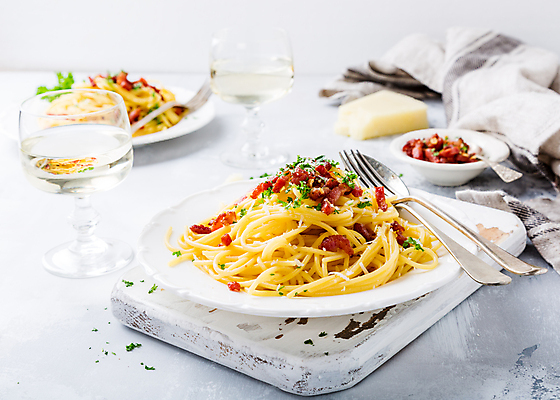 포토 JPG 해외이미지 전통 접시 음식 백그라운드 포크 컨셉 재료 탁자 치즈 파스타 파슬리 건강 스파게티 육류 돼지고기 요리 사람없음 식당 계란 식사 저녁식사 이탈리아 흰색 시골 신선 면 지중해 크림 햄 베이컨 레시피 점심식사 핸드메이드 맛있는 해외포토 식기 유럽 바다 컬러 가구 채소 식재료 유제품 서양음식 상점 알 파일형식 이미지허브