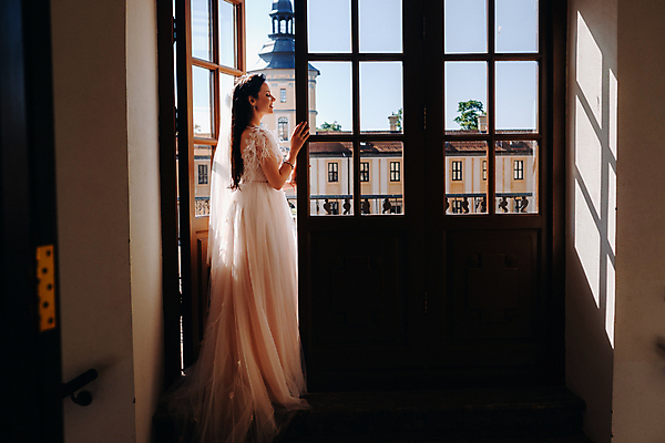 포토 JPG 해외이미지 주간 전신 여자 신부 웨딩드레스 결혼 실내 그림자 한명 서기 미소 성인 건물 옆모습 뒷모습 문 눈감음 오픈 성인여자한명만 웨딩촬영 해외포토 자연요소 1 건축물 드레스 뷰포인트 모션 표정 사람 이벤트 내부 기념사진 여자한명만 성인여자만 파일형식 이미지허브