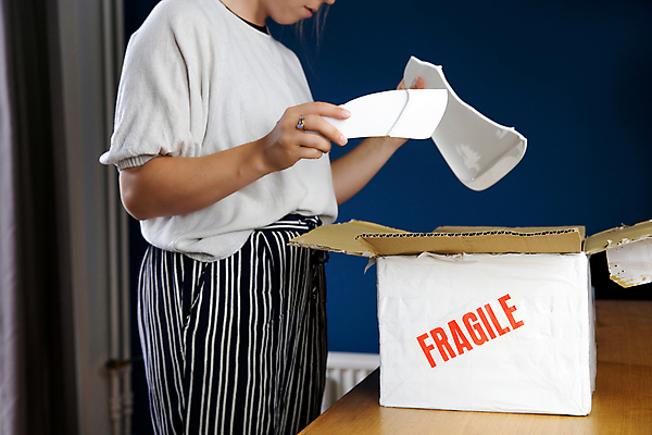 포토 JPG 해외이미지 라이프스타일 여자 주택 선물 사람 사람없음 쇼핑 상자 소파 상점 검은색 손상 분노 좌절 구매 컨테이너 충격 패키지 실수 온라인 짐싸기 판지 꺼내기 잘못 혼란 해외포토 감정 산업 컬러 컨셉 의자 모션 건물 생활 파일형식 이미지허브