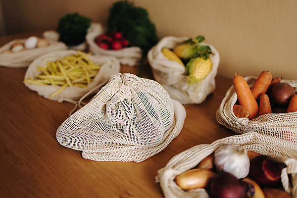 포토 JPG 해외이미지 라이프스타일 잡화 음식 백그라운드 컨셉 인터넷 다이어트 채소 가방 과일 자연 탁자 주택 실내 파슬리 건강 옥수수 요리 사람없음 초록색 쇼핑 상점 주방 저녁식사 재활용 타이핑 신선 면 시장 맛 먹기 준비 에코 유기농 생태계 패키지 온라인 낭비 채식주의자 비건 해외포토 웰빙 컬러 가구 모션 곡류 내부 건물 생활 환경 식사 친환경 채식 파일형식 이미지허브