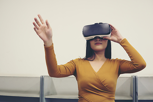 포토 JPG 해외이미지 학생 응시 여자 교육 안경 과학 백그라운드 컨셉 휴식 아이디어 한명 사람 동양인 스터디 3D 디지털 헤드폰 관찰 체험 스마트 대학교 혁명 가상 가상현실 현실 해외포토 1 시선 잡화 음향기기 학교 모션 인종 학습 디지털합성 파일형식 이미지허브