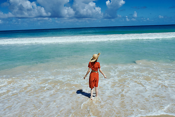 포토 JPG 해외이미지 주간 전신 원피스 여자 여유 휴식 한명 서기 성인 해변 야외 뒷모습 여름휴가 바캉스 밀짚모자 성인여자한명만 해외포토 자연요소 모자_잡화 1 옷 감정 바다 뷰포인트 컨셉 모션 휴가 사람 여자한명만 성인여자만 파일형식 여름_계절 이미지허브