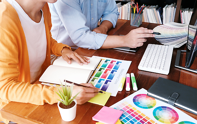 포토 JPG 해외이미지 직업 디자인 산업 생각 비즈니스 건축양식 상상 협력 주택 아이디어 직장 관리 창조 사람 성인 사람없음 그래픽 컴퓨터 컬러풀 사무실 견본 업무 그룹 선택 계획 건축가 디자이너 예술가 예시 프로젝트 효율 힙스터 해외포토 패션 건축 컬러 컨셉 회사 건물 전자제품 작업 파일형식 이미지허브