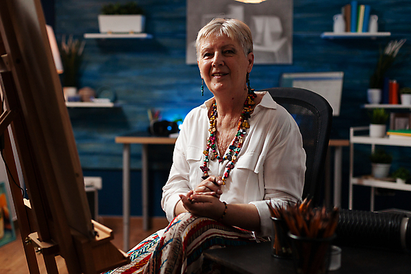 포토 JPG 해외이미지 응시 여자 노년 할머니 실내 한명 미소 들기 상반신 앞모습 이젤 노인여자한명만 해외포토 1 시선 뷰포인트 모션 표정 사람 성인 내부 미술도구 여자한명만 노인여자만 파일형식 이미지허브