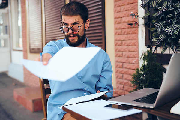 포토 JPG 해외이미지 백인 1 라이프스타일 남자 커피 음료 인터넷 비즈니스 통신 탁자 넥타이 모바일 노동자 실내 한명 사람 앉기 인종 정장 성인 컵 물 노트북 스마트폰 컴퓨터 사무실 뷰티 알약 갈색 상점 디지털 카페 마시기 도시 비즈니스맨 무선전화기 스마트 장면 단절 해외포토 자연요소 서양인 직업 식기 잡화 옷 컬러 가구 컨셉 모션 내부 생활 전자제품 핸드폰 스마트기기 약 직장인 전화기 파일형식 이미지허브