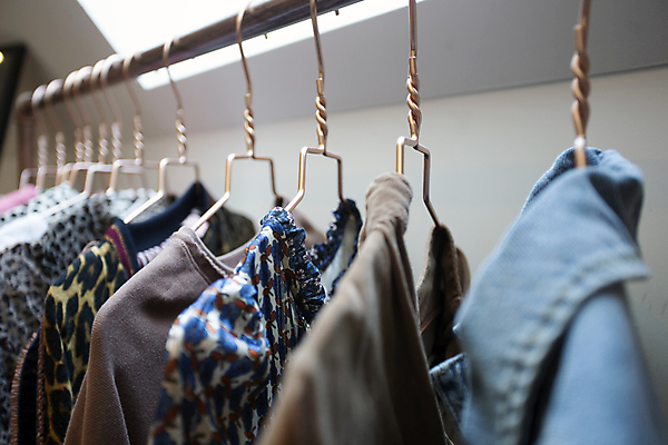 포토 JPG 해외이미지 디자인 드레스 옷 여자 백그라운드 셔츠 겨울 비즈니스 매달리기 사람없음 내부 유행 세일 상점 재킷 흰색 직물 면 장롱 시장 고급 우아함 선택 구매 옷걸이 수집 소매 신발장 스타일 해외포토 계절 컬러 가구 컨셉 상의 모션 사람 쇼핑 외투 파일형식 이미지허브