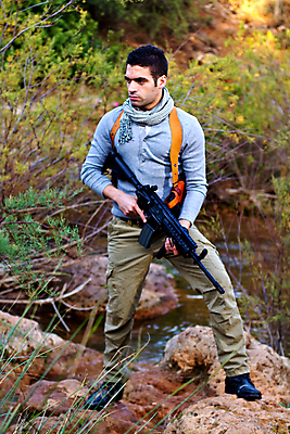 포토 JPG 해외이미지 남자 무기 포즈 한명 사람 성인 물 흐름 바위 잡기 위험 모험가 어깨 사냥꾼 영웅 보물 혼자 해외포토 자연요소 직업 1 컨셉 모션 신체부위 돌_바위 파일형식 이미지허브