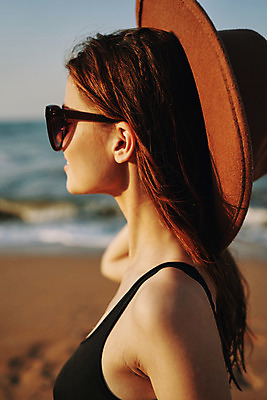 포토 JPG 해외이미지 주간 여자 여유 휴식 한명 상반신 성인 해변 야외 옆모습 아웃포커스 여름휴가 바캉스 선글라스 성인여자한명만 해외포토 자연요소 1 감정 안경 바다 뷰포인트 컨셉 휴가 촬영기법 사람 여자한명만 성인여자만 파일형식 여름_계절 이미지허브