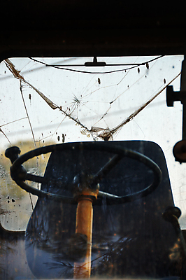 포토 JPG 해외이미지 산업 백그라운드 의자 창문 유리 날씨 추상 사람없음 빛 햇빛 반사 금속 기계 손상 얼룩 바퀴 투명 운전사 사건 묘사 질감 깨짐 썩음 옛날 해외포토 직업 가구 컨셉 무늬 재질 태양 파일형식 이미지허브