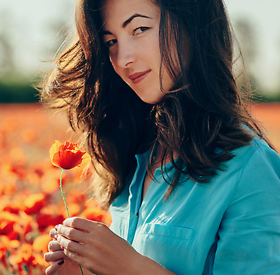 포토 JPG 해외이미지 1 라이프스타일 응시 여자 꽃 자연 갈색머리 한명 사람 야외 빨간색 뷰티 봄 잡기 양귀비 해외포토 식물 헤어스타일 시선 계절 컬러 모션 생활 생태계 파일형식 이미지허브